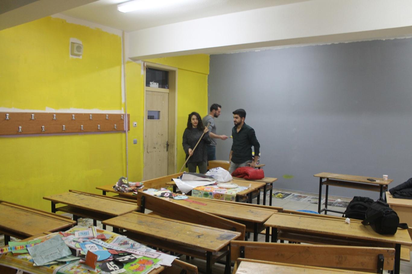 Öğretmenler sömestr tatilini sınıfları boyayarak geçiriyor